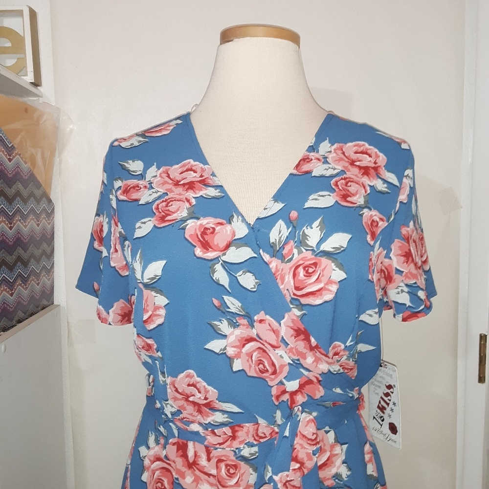 ๐Boutique Floral Romper - Picture 3 of 7
